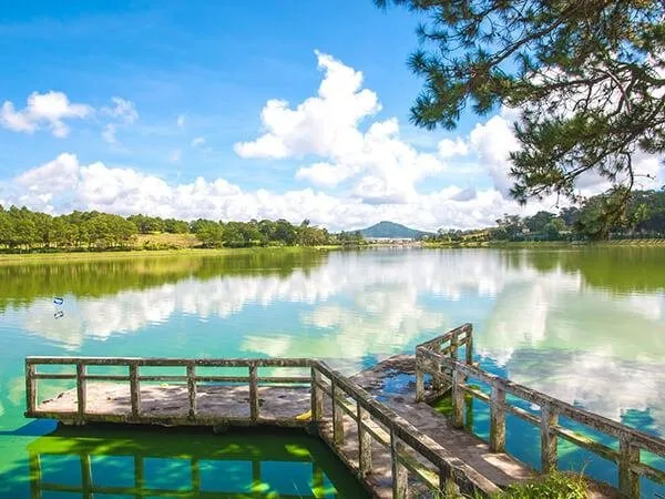 Dạo bước bên hồ Xuân Hương tại Đà Lạt