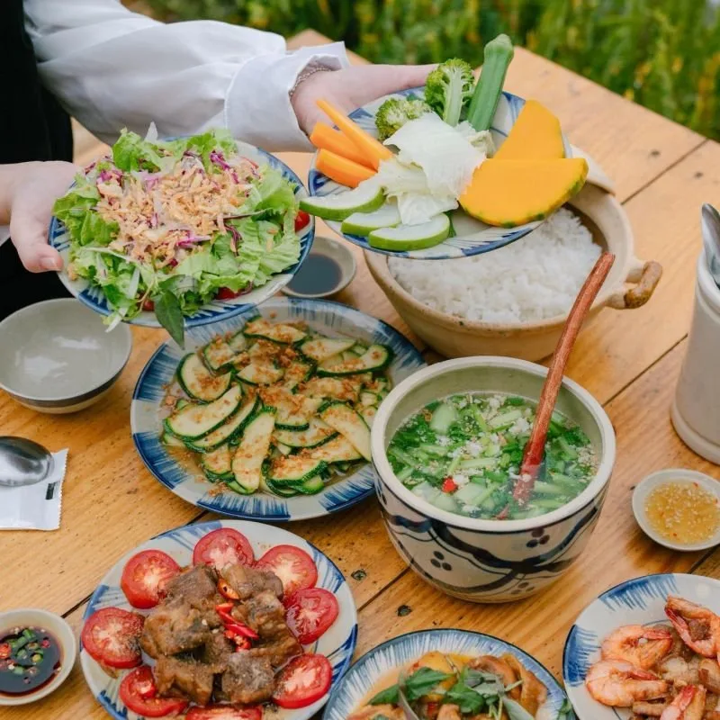 Tiệm Cơm Bên Đồi Thông tại Đà Lạt